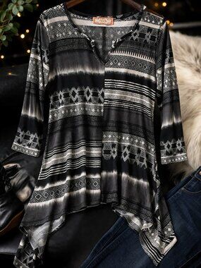 Abstract Black White Tunic Top Medium Asymmetrical Hem Sheer 3/4 Sleeve